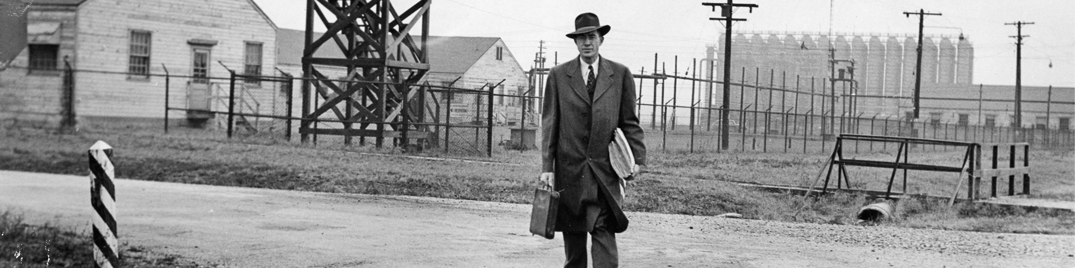 res-stacks-banner-last-man-leaves-war-plant-hagley-1972341_0873.jpg