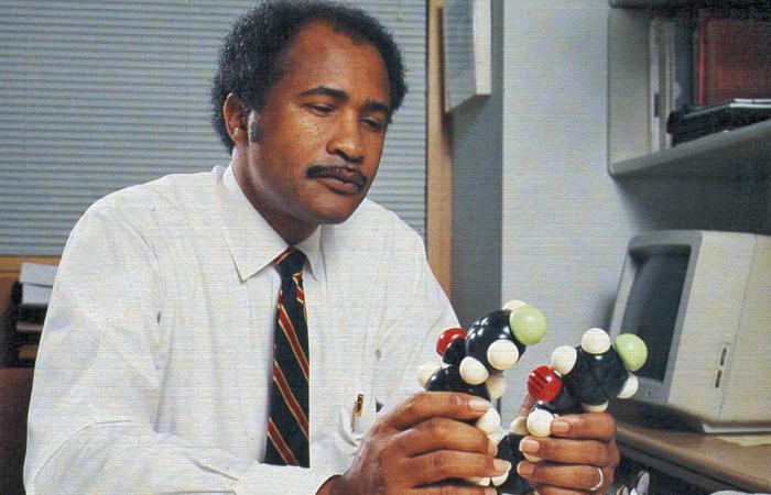 Memeger-with-molecule-2-WEB.jpg