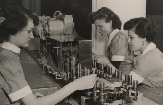 avon_lipstick_manufacturing_1950_hagley_avon_int_pic00060.jpg